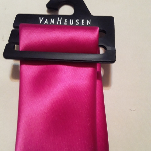 Van Heusen men's solid color fuschia tie - Picture 3 of 6